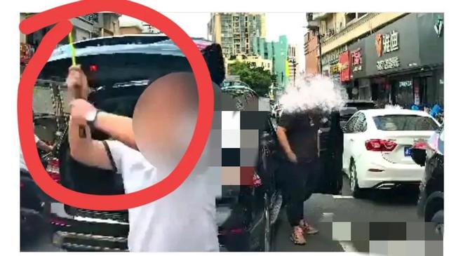 别车砸车后续警方回应：双方都认可处理结果pg电子模拟器免费试玩最新！东莞奔驰司机(图5)