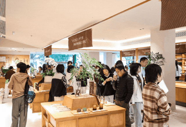 原创品牌」有哪些线下新动作？ iziRetail热点pg电子入口香氛美妆个护：2025至今「海外品牌+(图8)